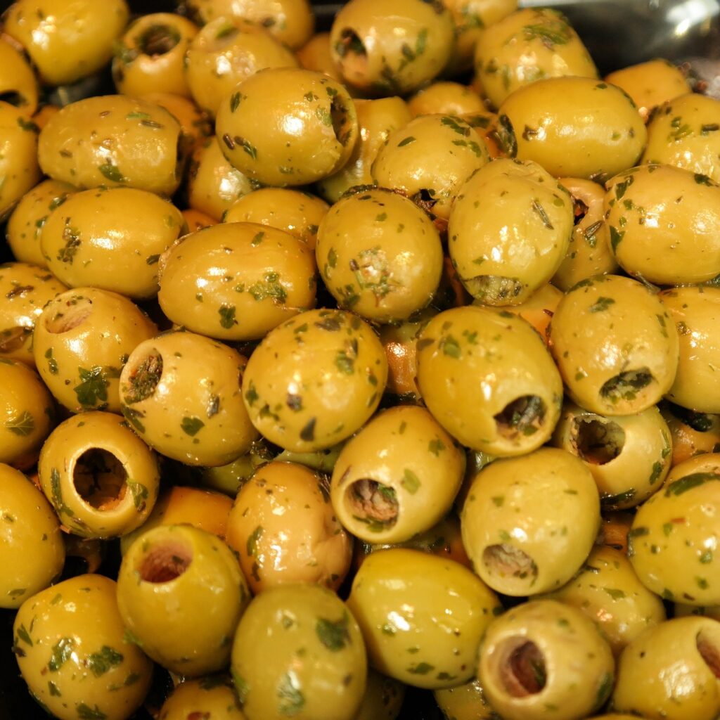 green olives, olives, food-1621113.jpg