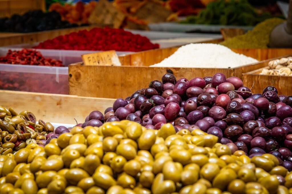 olives, fruits, market-3466908.jpg